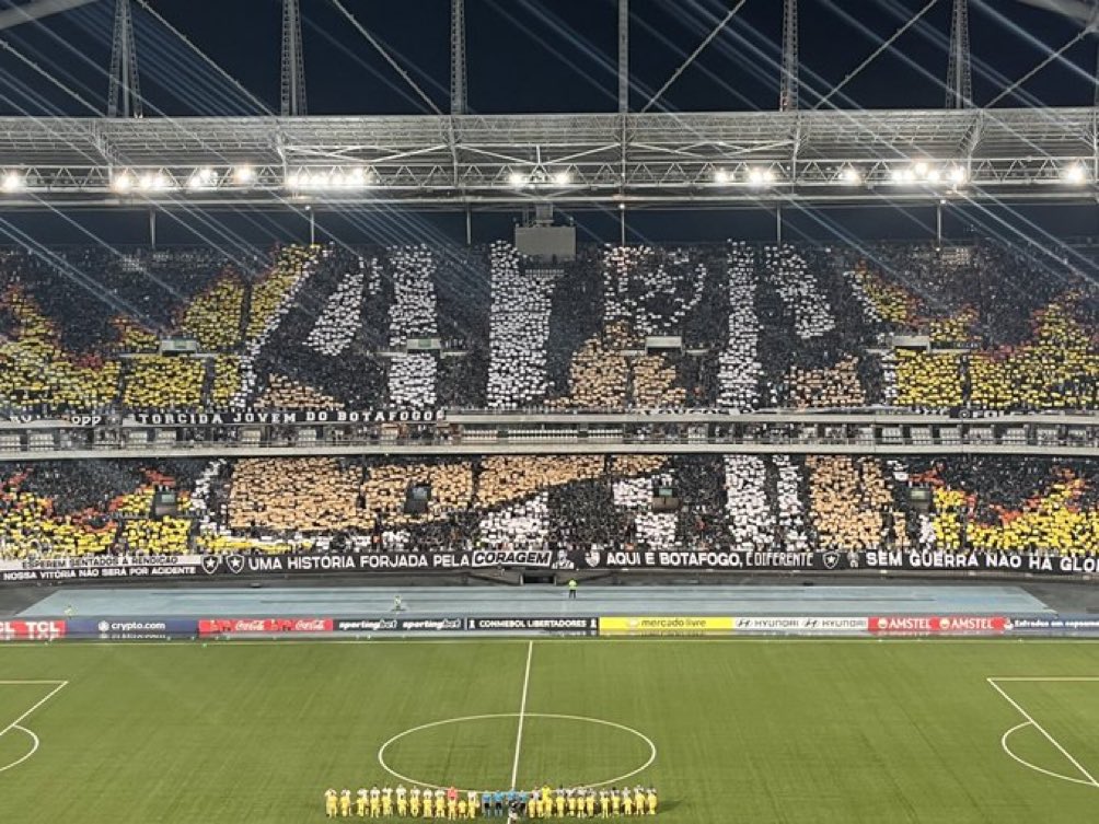 futtmais's tweet photo. Mosaico irado da torcida do Botafogo. https://t.co/THkqR0FFtL