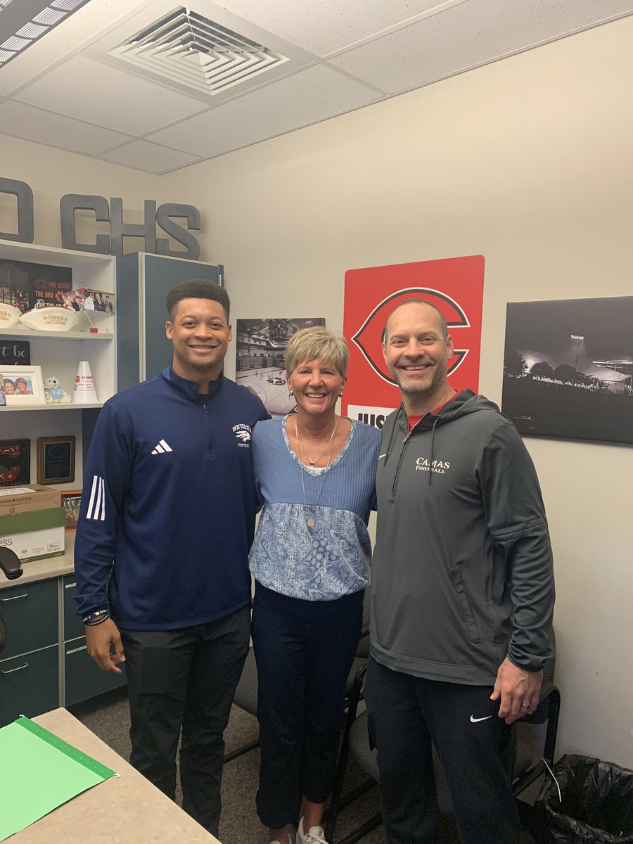 It was great to meet @PapermakerFB great @coachprice80 today at CHS! Terrific example of what hard work and following your passion can lead too! The Camas community is very proud of you Coach & I always appreciate a good PAP chalk talk … until next time! #RollMakers #ToTheTop