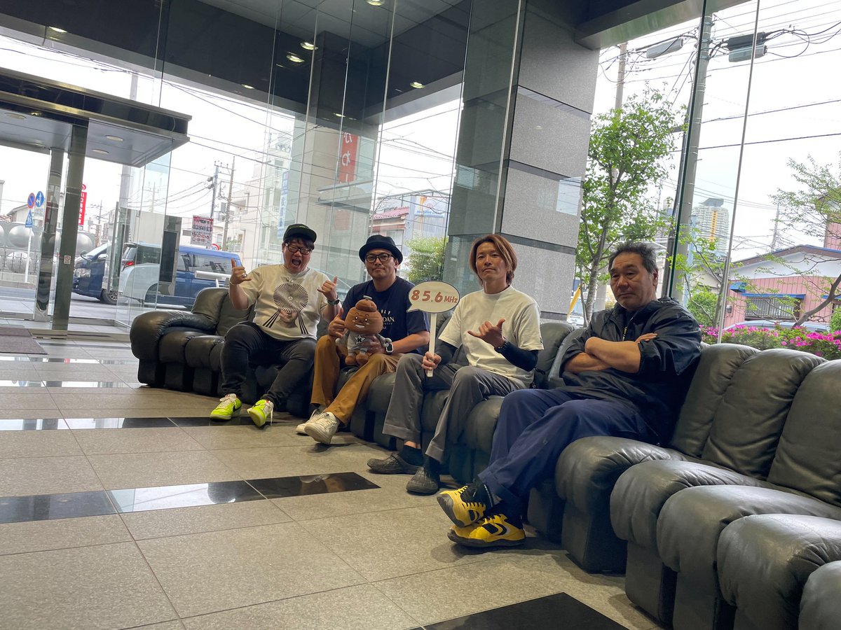 OWNERSyassun072's tweet photo. 今夜のゲストは、今週末に開催される #南鳩ヶ谷スプリングフェス の実行委員長 #木村玲緒 さん、川口商工会議所鳩ヶ谷支部運営委員会副会長 #堀切政宏 さん👏 イベント満載の鳩ヶ谷の魅力に迫ります🕊️ #オーナーズ #町おこし研究会 #thelocal38 #バーズスタンド #HATONES #アロハト #856studio https://t.co/kRn8d0EFlV