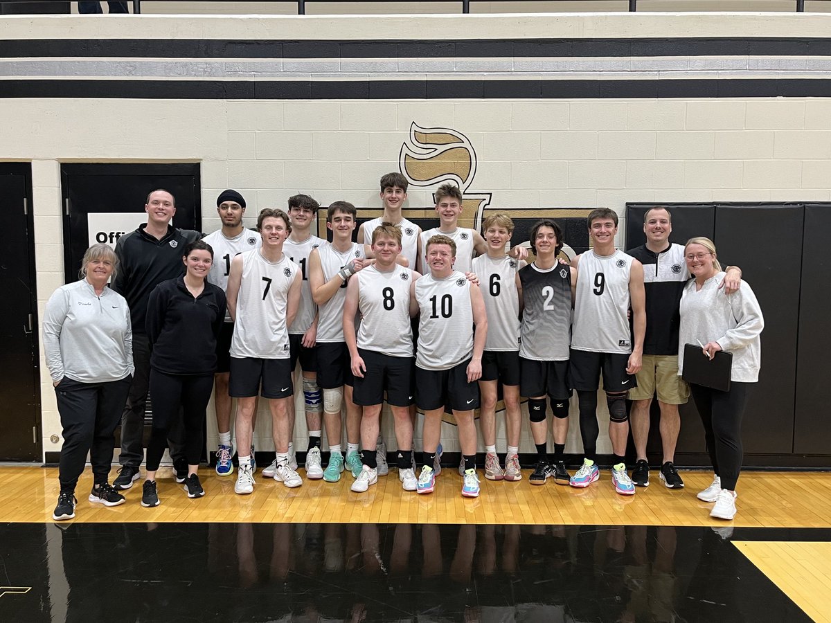 LakotaEastAD's tweet photo. GMC Champs! ⁦@lehsmenvball⁩ https://t.co/fVlSJ4b14N