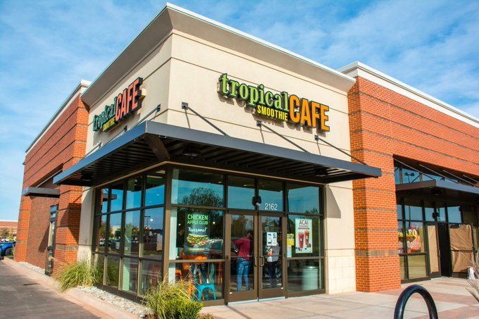 franchisewolf's tweet photo. It's official: Tropical Smoothie Café gets acquired by Blackstone 💰

Founded in 1997, the franchise had 1,372 locations at the start of the year.

The average location does ~$980k in revenue, which generated ~$76M in royalty revenue in 2023 (+15% YoY).

Hell of a business https://t.co/lVFHVXttYo