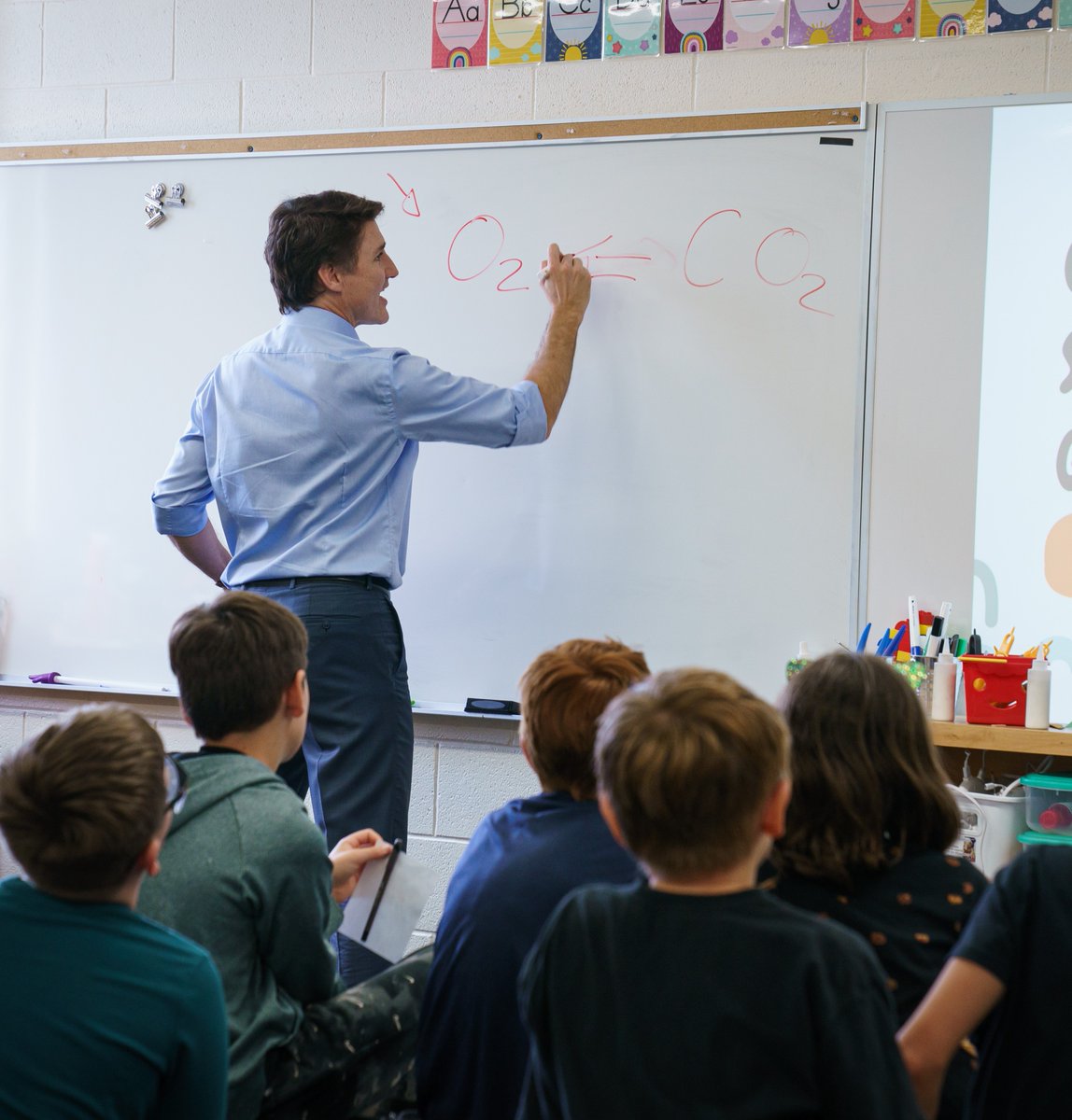 JustinTrudeau's tweet image. Teacher mode.