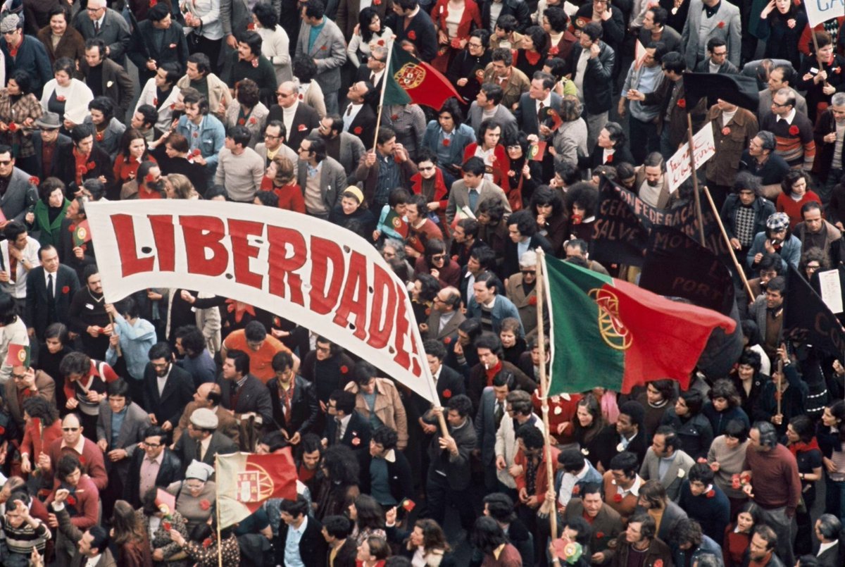 Hoje é o dia mais bonito do ano. É o dia mais importante para Portugal. É um dia para – mais que nunca – pensar no passado, no presente e no futuro. Portugal é a união de todas as vozes que gritam por liberdade. Não se deixem silenciar. O povo é quem mais ordena #25deAbrilSempre