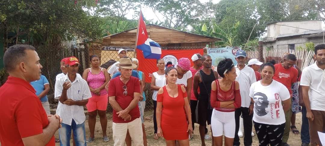Cederistas abanderan Destacamento de Vigilancia Popular Revolucionaria en el Consejo Popular El Cristo, de Santiago de Cuba. #Cuba #CDRCuba #SomosDelBarrio