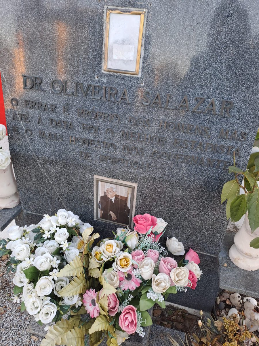 racismocontrapt's tweet photo. Um  "artista" degenerado de esquerda, profanou a campa do Prof. Dr. Salazar.
O @Grupo1143 foi de seguida ao Vimieiro prestar a devida homenagem ao maior Estadista português, não sem antes ter apresentado a respectiva denúncia junto do MP, por violação do Artigo 254.º do C.P.
O 1143, demonstrou pessoalmente ao Sr. Rui, o sobrinho neto de Salazar, todo o apoio incondicional.
Viva Salazar! Viva Portugal!🇵🇹