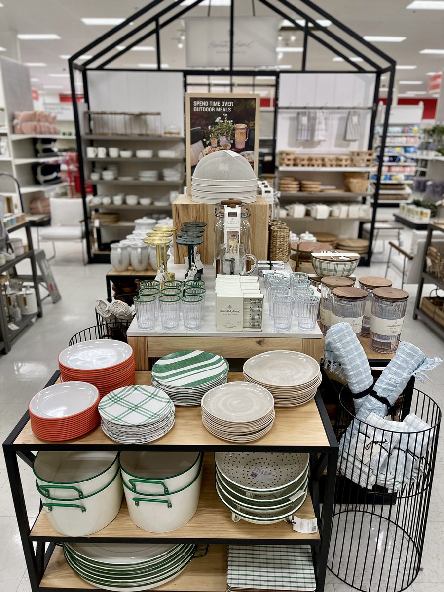 MaySandlin11's tweet image. After having 2 days off, came back and got this monkey off my back🤗✨ Feeling like summertime with this new transition☀️ Love this bolder color palette🎨 #target #visualmerchandiser #hearthandhandwithmagnolia #summertime