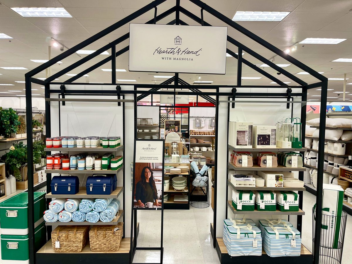 MaySandlin11's tweet image. After having 2 days off, came back and got this monkey off my back🤗✨ Feeling like summertime with this new transition☀️ Love this bolder color palette🎨 #target #visualmerchandiser #hearthandhandwithmagnolia #summertime