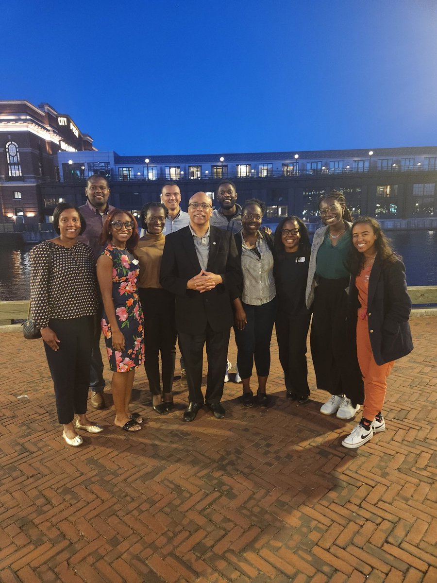 One of my favorite aspects of a visiting professorship: meeting with young doctors, hearing about their dreams, and hopefully imparting some wisdom. Had a great conversation with these @HopkinsMedicine residents and faculty. @HowardU