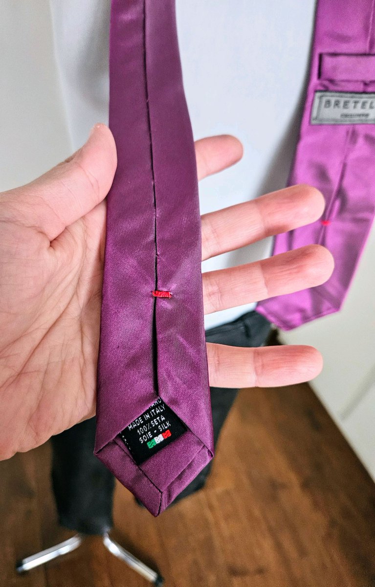 Elevate your look with this exquisite vintage silk tie! 💫 Crafted in Italy with attention to detail, its lustrous magenta hue adds a touch of luxury to any outfit. A true testament to quality and design. 👔 #VintageStyle #ItalianCraftsmanship 🇮🇹✨#noemi_vintage #depop #vinted