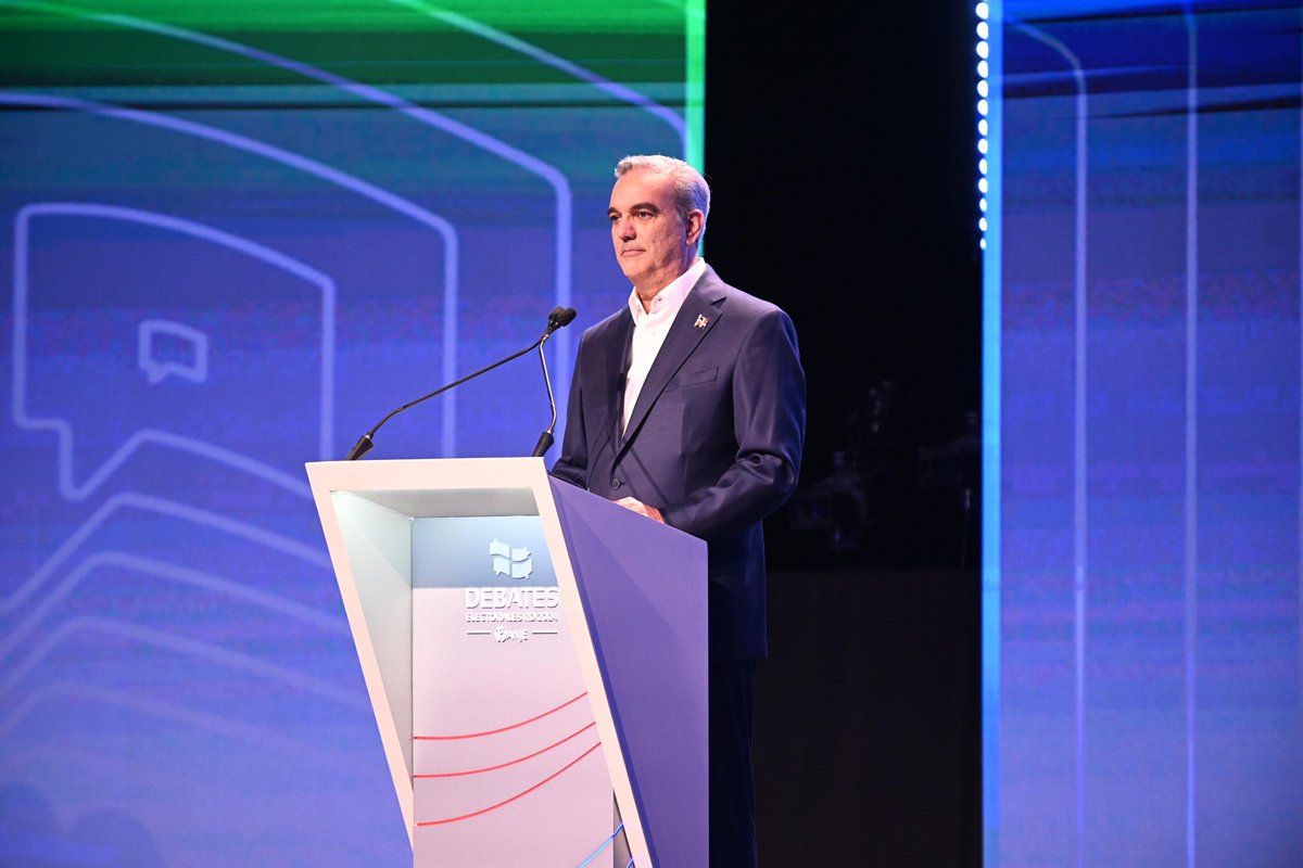 Pachecoalfredoo's tweet photo. Feliz de presenciar este debate del candidato Luis Abinader (@luisabinader), donde destaca que es el primer Jefe de Estado en acceder a un debate de @ANJE_RD en la historia dominicana, gracias a la nueva forma de hacer política, transparente y democrático. #ElCambioSigue https://t.co/D2HNWUZobR