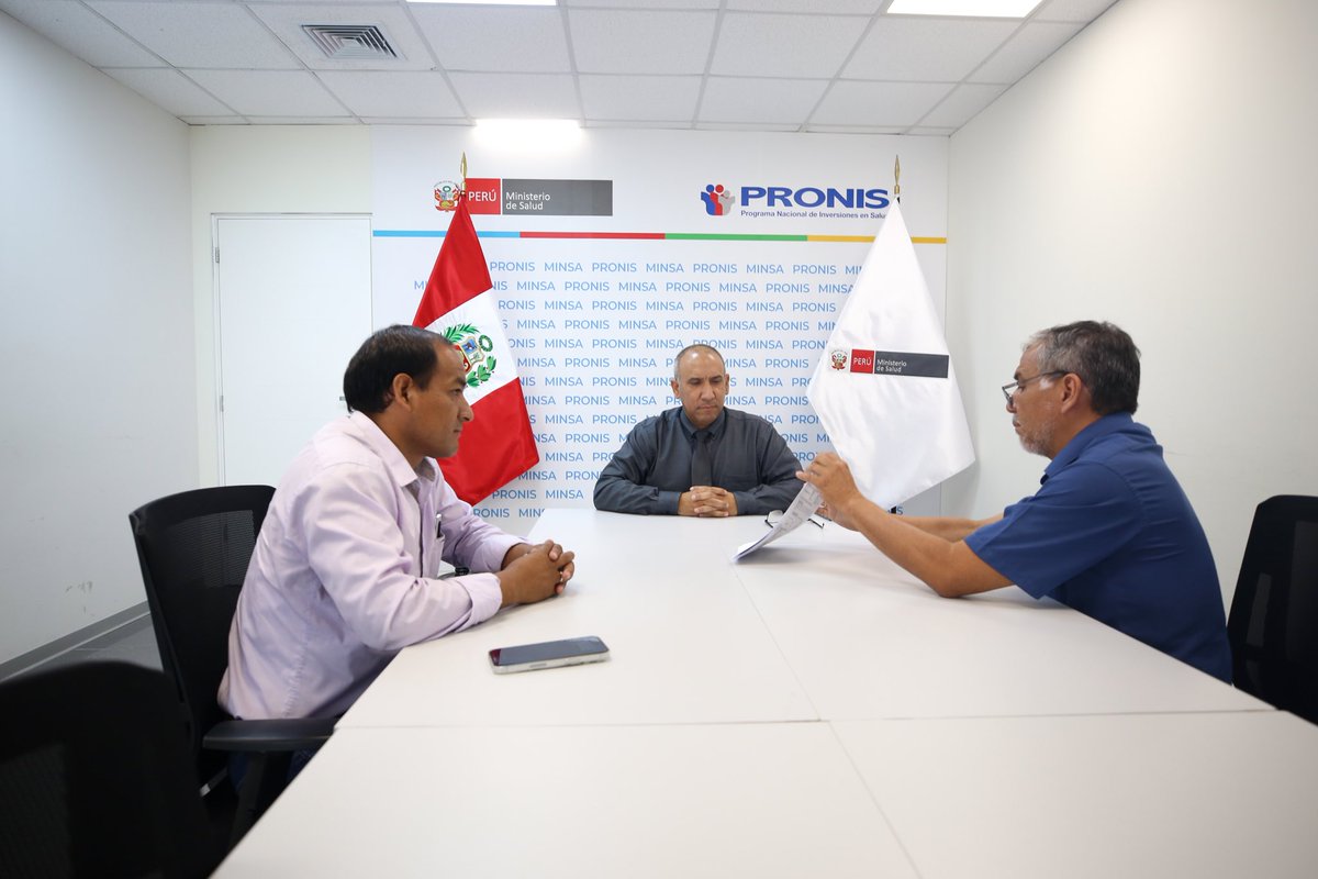 👉#PuertasAbiertas | El coordinador general y equipo técnico del @PronisMinsa se reunieron con el alcalde de Incahuasi para informarle sobre la situación del proyecto de mejoramiento del centro de salud Incahuasi en #Lambayeque.