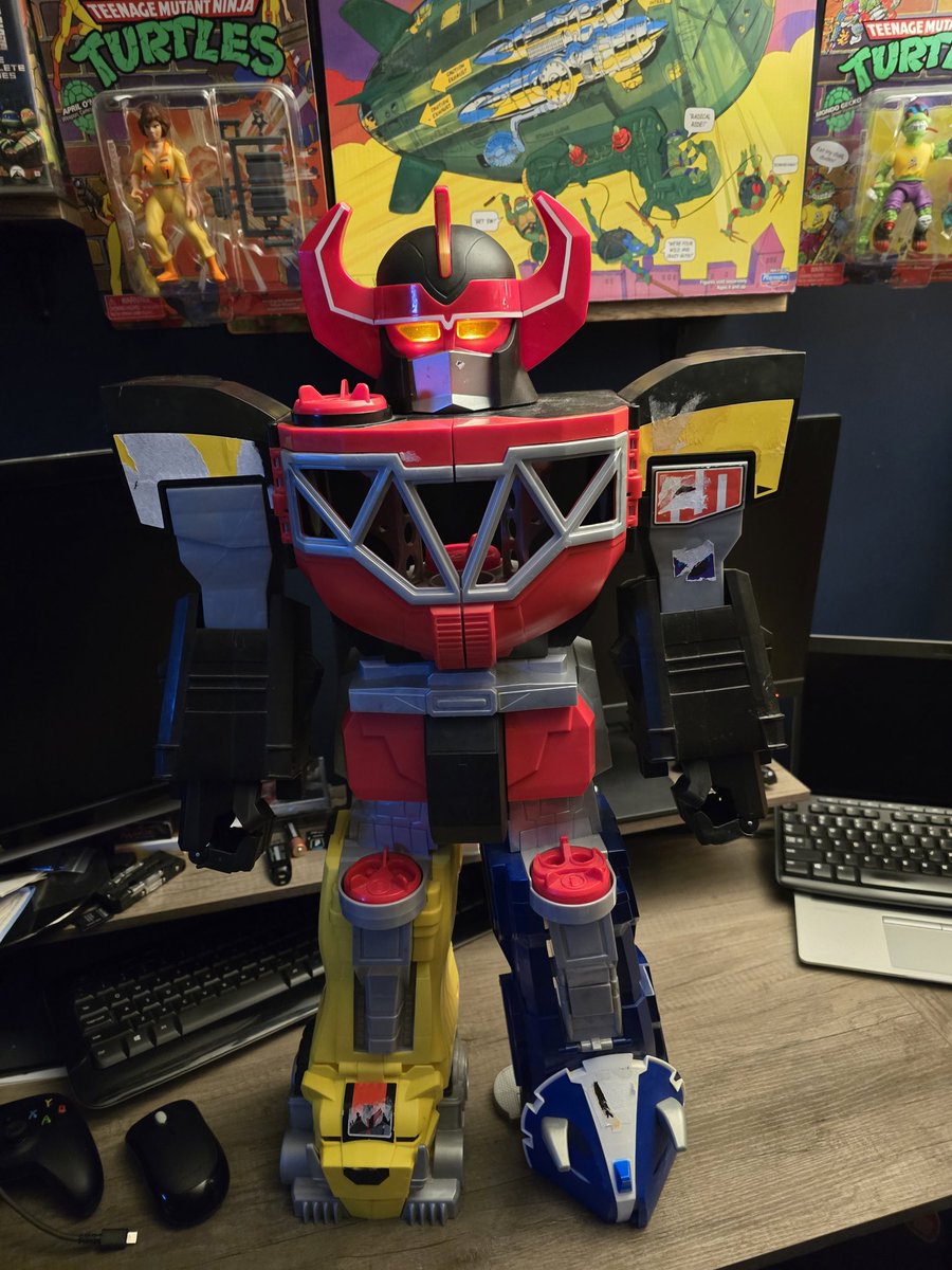 Anyone out there make repro stickers for this guy? Got him dirt cheap, once I clean him up. I Wana put fresh stickers on him. #MightyMorphinPowerRangers @FisherPrice #imaginnext #Megazord