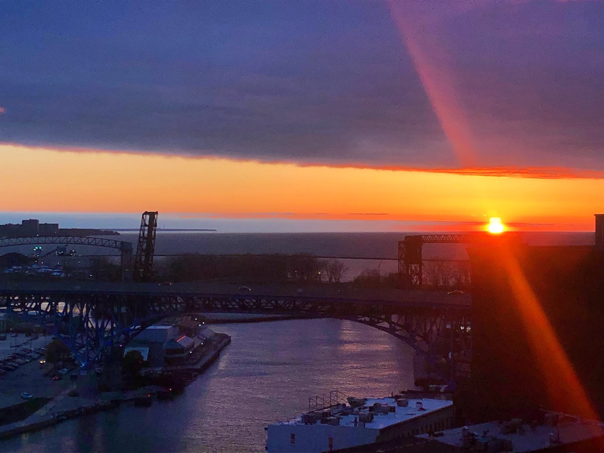 Another beautiful sunset with a cool cloud line tonight 🌅 #ThisIsCLE #Cleveland