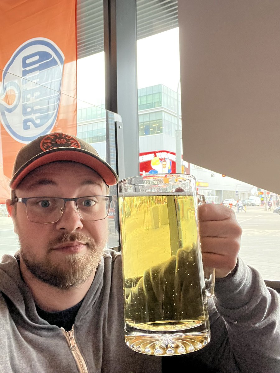 BIG GAME TONIGHT 🍻 - Woz *honestly this tankard at @bostonpizza is the size of my head*