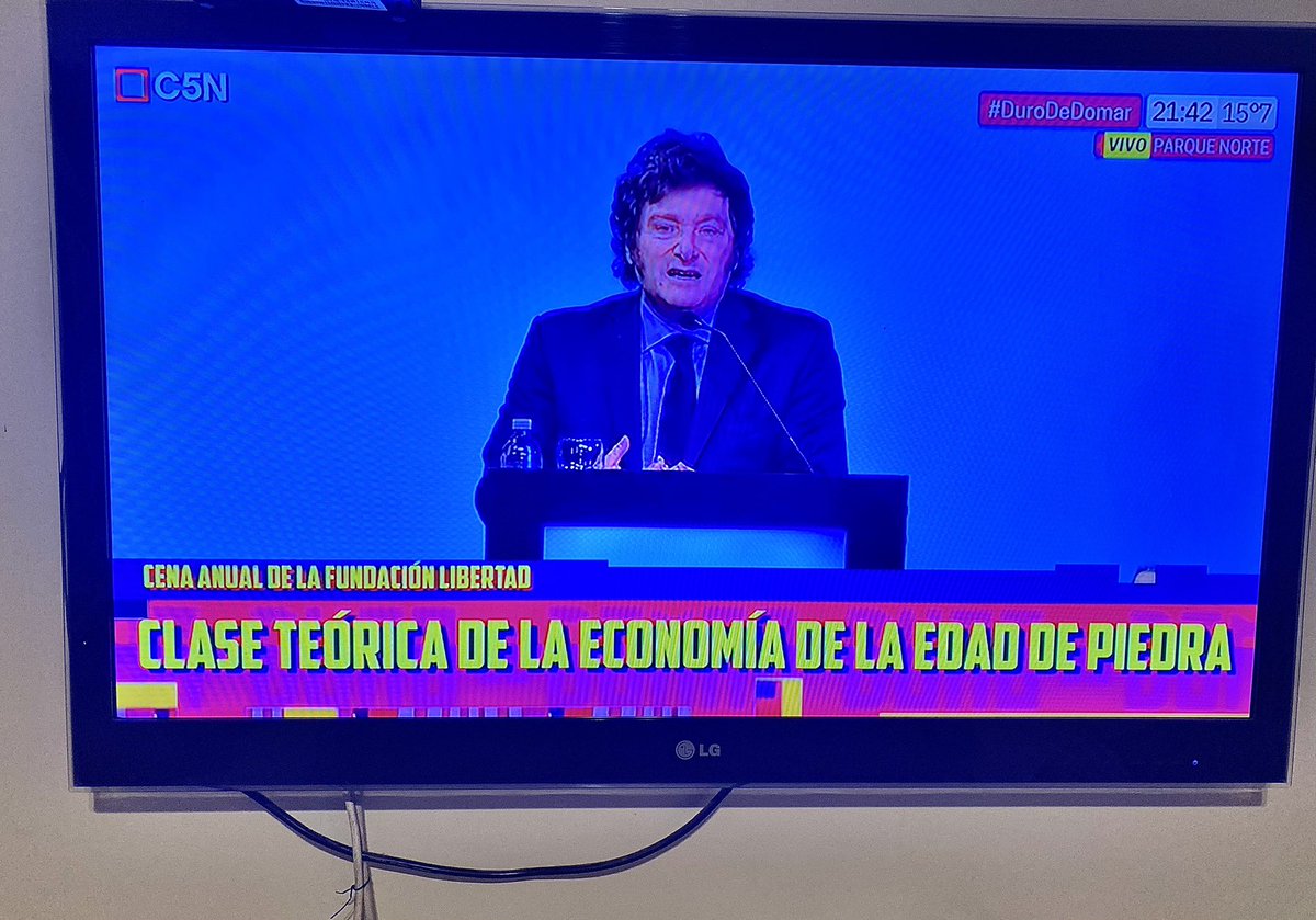 El jefe del ejecutivo dando clases de economía a niños de 1er grado. Y ésto votaron hijos de puuuut⁉️