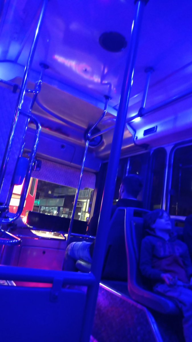 Buenas noches desde el colectivo 109 los saludo ,así se ve el País del puto demonio 😂 te deja ciego esto , es legal poner luces azules y que no se vea nada ❓