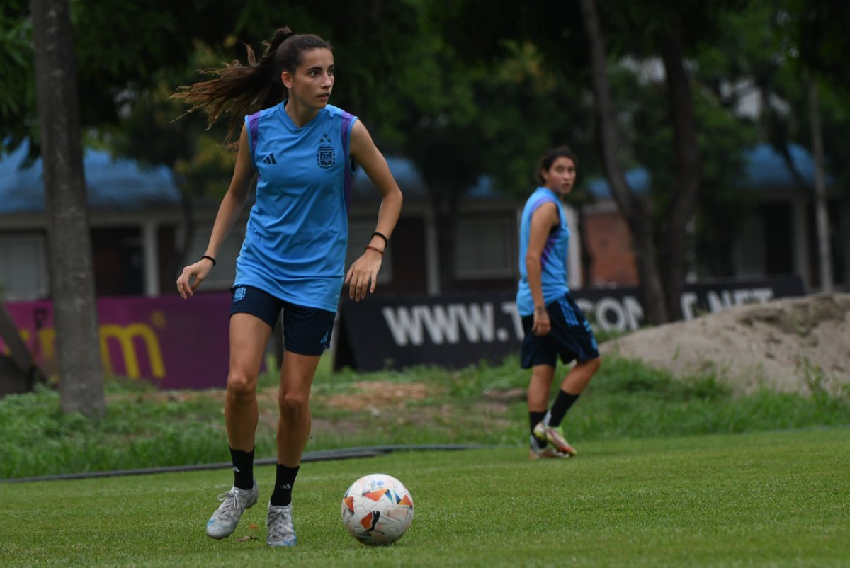 🏆 #Sudamericano #Sub20 #Femenino La Selección entrenó en el Predio del Club Emelec, y comenzó la preparación de cara a su próximo rival, Perú. 📰 t.ly/bLUAJ #Sub20Fem