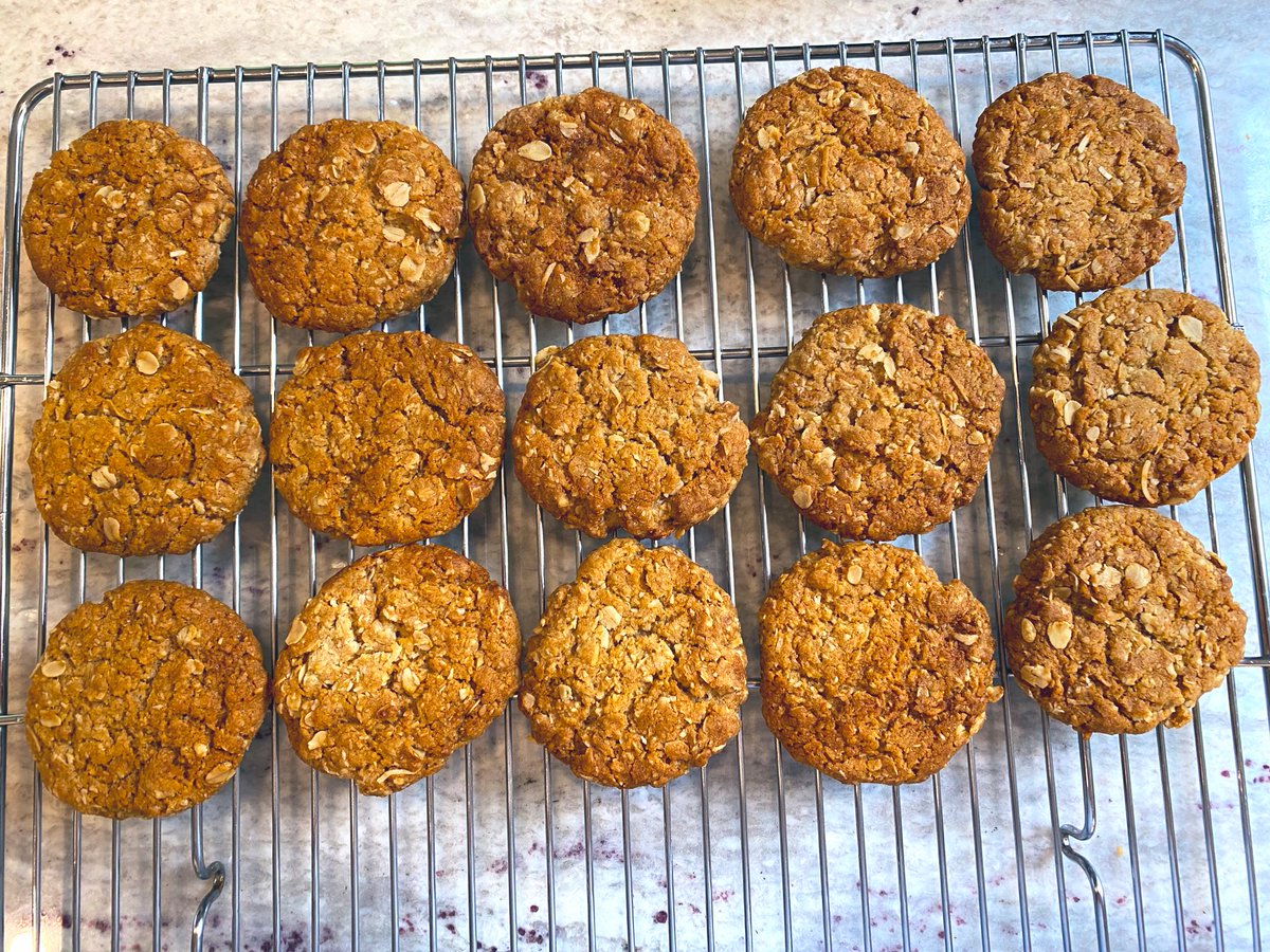 Anzac biscuits on Anzac Day. Least we forget. #twitterbakealong #biscuits @thebakingnanna1 @Rob_C_Allen