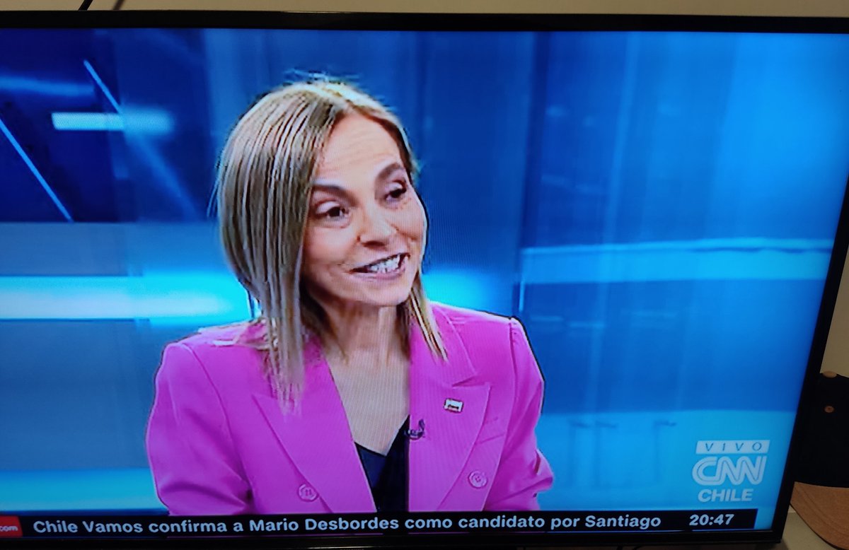 Carloszzasa's tweet photo. Confirmando que @CNNChile está haciendo una franja electoral de la derecha lo que el @ServelChile  debe revisar ayer fue Desbordes que se 
permitió emitir groserías en horario de menores @CNTVChile  debe exigir respetar los horarios. https://t.co/onVUzcvTnq