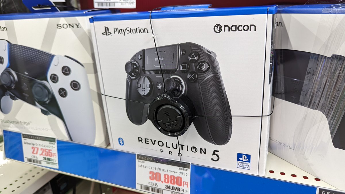 ZOA_Atsugi's tweet photo. #nacon PS5認証コントローラー
【#REVOLUTION5PRO】
純正コントローラーでは満足できなくなってたあなたに

ウェイト調整、ヘッ��調整、あらゆるカスタマイズ性に特化したコントローラーを、、、👍

#ZOA #厚木 #パソコン #PS5 #ゲーム 
#ゲーミングデバイス #ゲーミングPC #自作PC https://t.co/fBiFAZXZAg