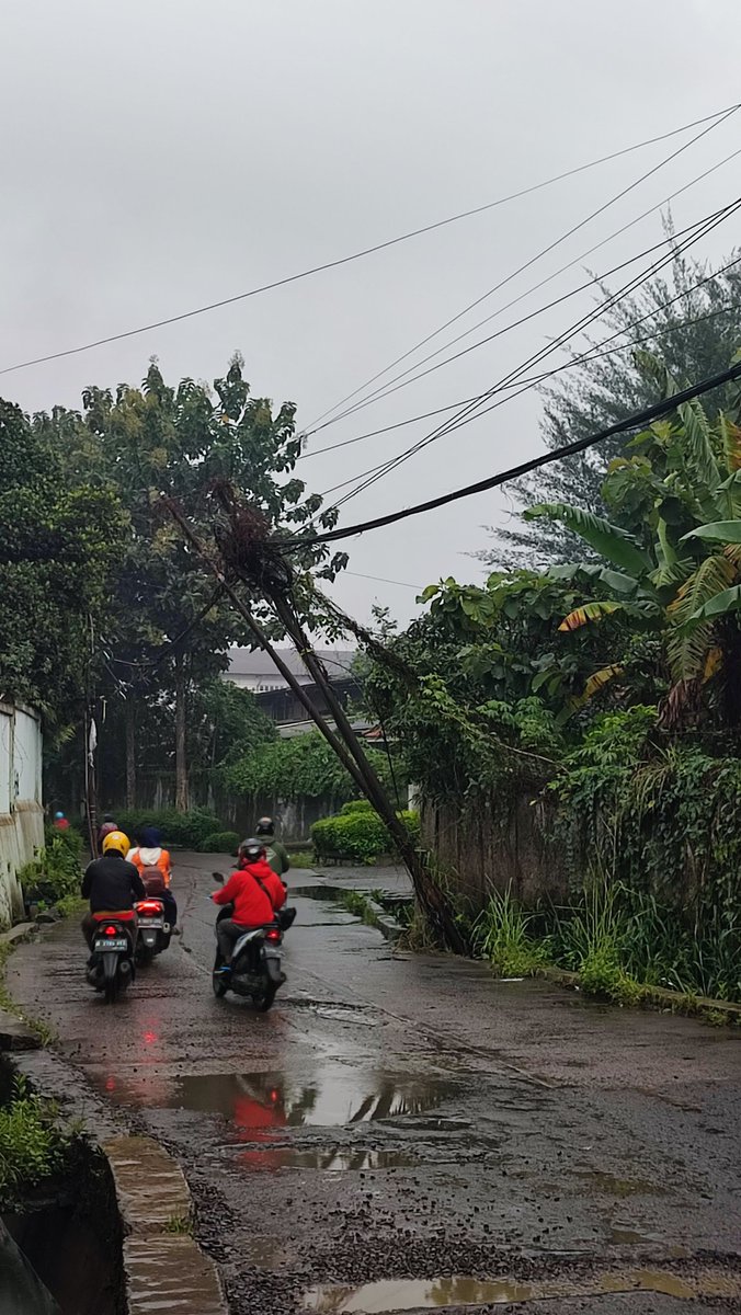 bendhotzz's tweet photo. Punteun min @PRFMnews nginfoin ini tiang kabel Jln mengger sblum pt leading miring kayak gini dari sekitar semingguan lalu. Belum ada penanganan pdahal seperti ditopang kabel saja. Mohon diforward ke dinas terkait min, jangan sampai nunggu kprban dlu bru dibenahi. https://t.co/xkfbr3k7wM