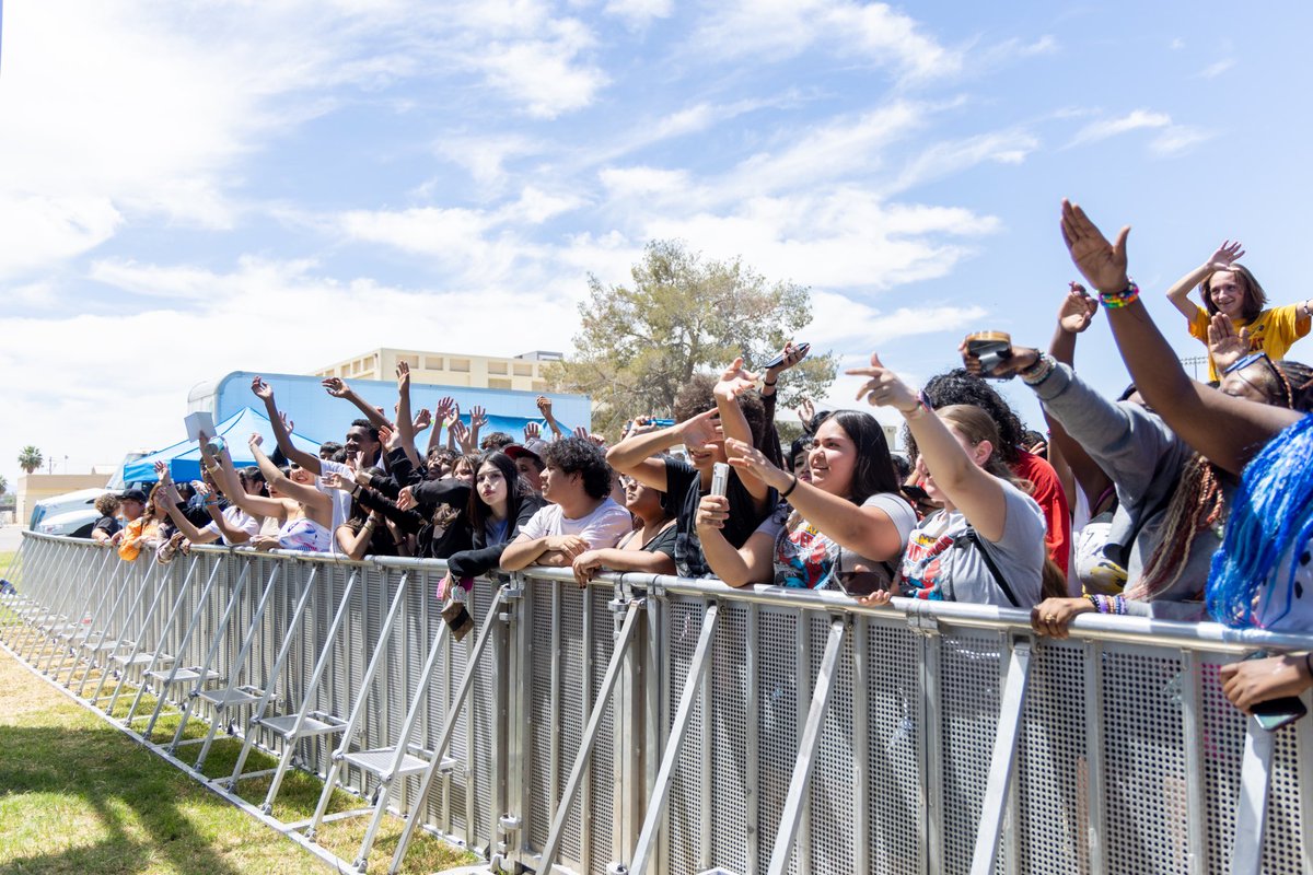 Thank you to High School Nation and Hollister for bringing the Feel Good Fest to Maryvale High School today! Students had a blast participating in the various activities and performances that the festival included. ☀️