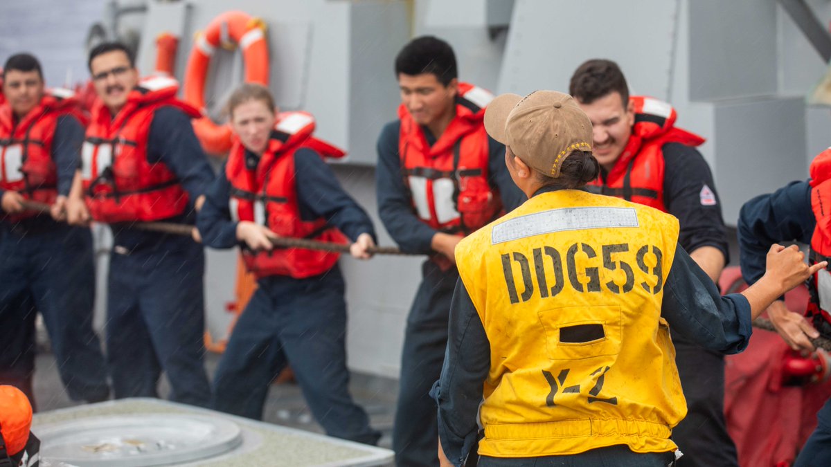 U.S. Sailors aboard the Arleigh Burke-class guided-missile destroyer USS Russell (DDG 59) conduct a fueling-at-sea with the Military Sealift Command Henry J. Kaiser-class fleet replenishment oiler USNS John Ericsson (T-AO 194).

#USNavy | MSCDelivers https://t.co/av2mmZprN2