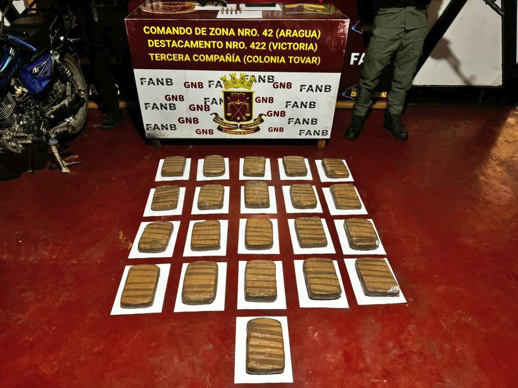 La FANB en el estado Aragua, en labores de patrullaje y escudriñamiento, efectuó intervención legal de un sujeto perteneciente al GEDOA "El GRILLO". Dedicados a los delitos de extorsión, secuestro, estafa, robo de vehículos y tráfico ilícito de sustancias estupefacientes.