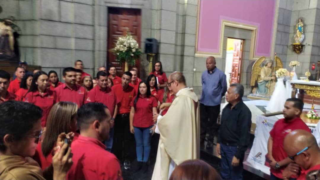 MinAlimenVen's tweet photo. #Mérida | Trabajadores y Trabajadoras de @MercalOficial celebraron una Misa Ecumenica y Ofrenda Floral, en el marco del 21 Aniversario de la estatal alimentaria legado del Comandante Supremo Hugo Chávez.

#SembrandoPatria https://t.co/wIWgb5IiAd