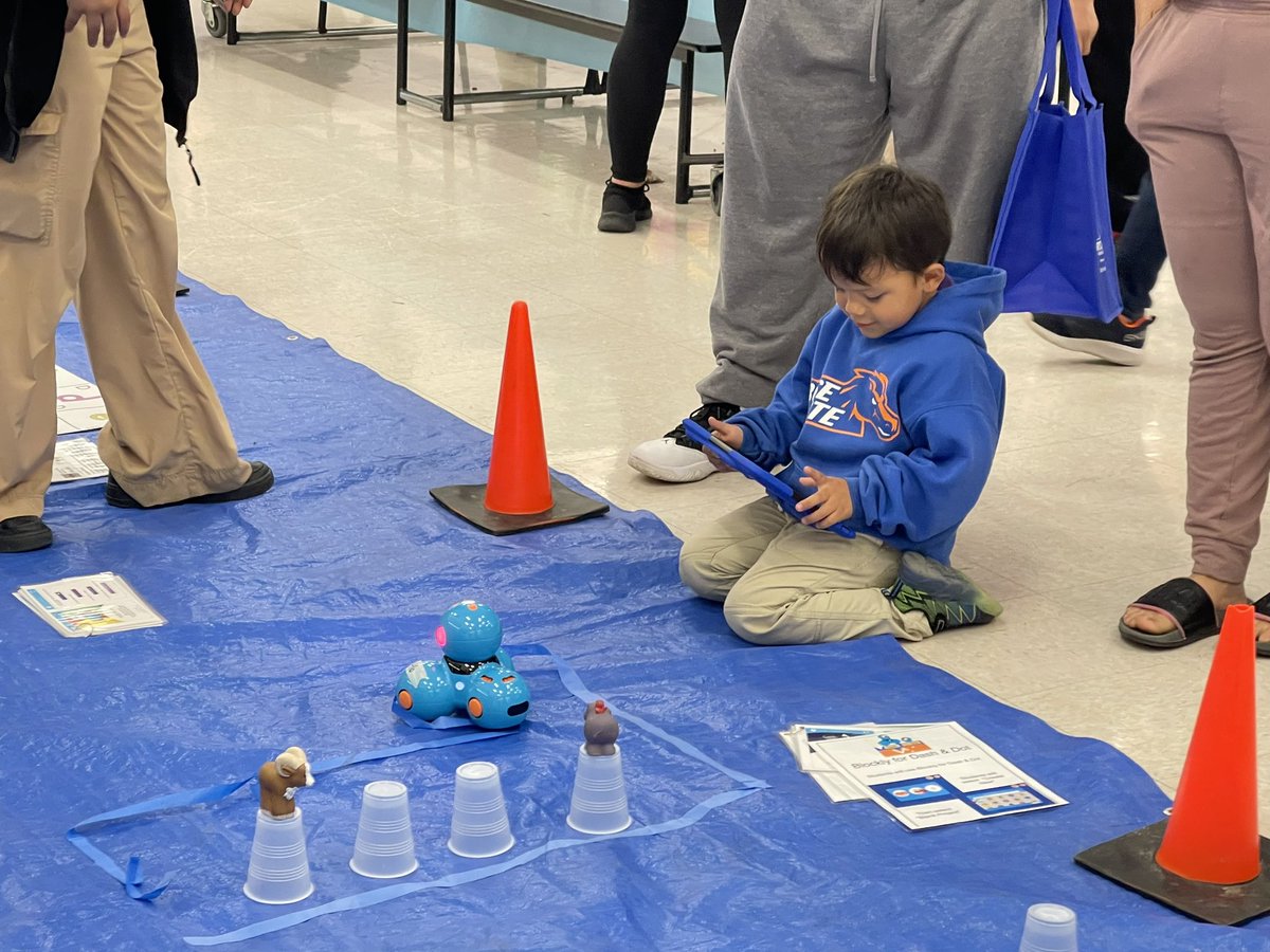 It's a packed house at Family Science Night at @teletitan ! Families are having fun with live reptiles and hands on science activities for fun and collaboration! Thanks to our partners @CotsenAoT who helped with a family engagement grant to help make tonight happen! #WeAreRUSD