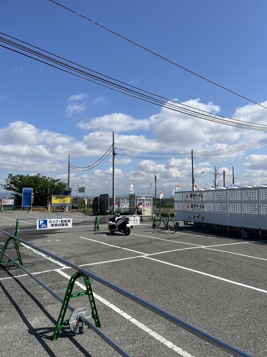 おはようございます

バイクでご来園いただきましたお客様の声を頂戴し

ネモフィラ祭り2024でのバイクと自転車の置き場を本日4月25日より写真のトイレ前に変更します。砂利のエリアから舗装エリアに

パームガーデンさんのご理解とネモフィラ祭りの裏方チームの努力で実現