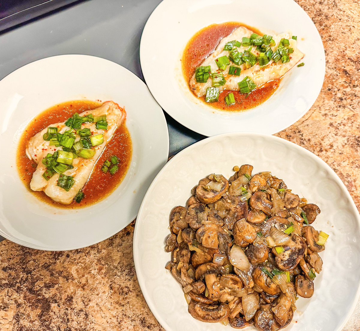 DrManisitDas's tweet photo. Steamed perch with soy and scallion | Ghee sauteed mushrooms
#steamedfish #mushrooms #ghee #bamboosteamer #homecooking https://t.co/YKIqNSItZK