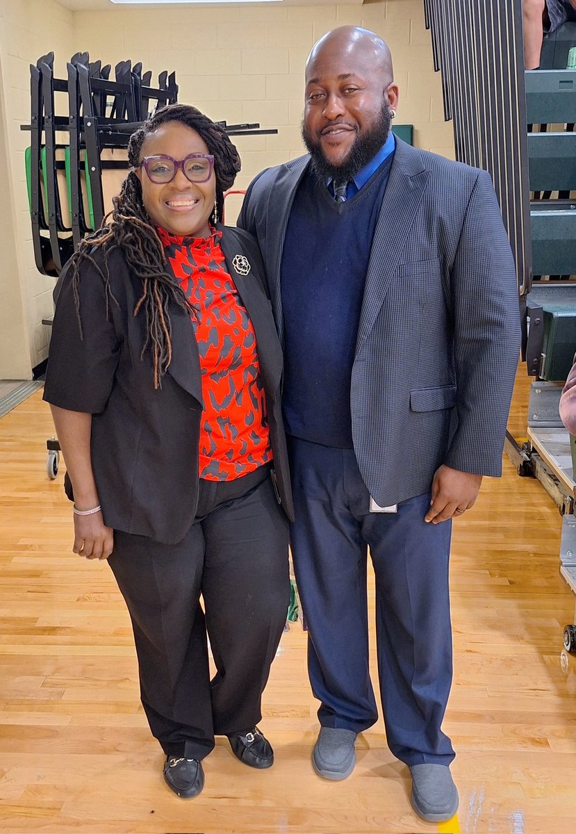 I think an effective middle school principal is: 1. Inspiring 2. Supportive 3. Empathetic 4. Innovative 5. Approachable 6. Organized 7. Collaborative 8. Visionary 9. Resourceful 10. Student-centered @RobinColetrain did I miss anything? #MiddleSchool