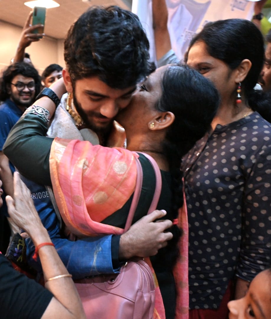 A chaotic reception awaited @DGukesh at the airport as he returned to Chennai after his #Candidates2024 triumph. But no crowd could keep him away from the one person he was dying to see since he landed: his mother 🥹❤️ #IndianChess | 📸 B Velankanni Raj