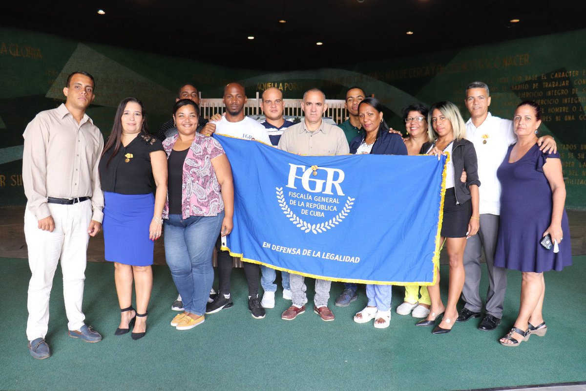 Emocionados y más comprometidos recibieron la medalla Hazaña Laboral los fiscales Beatriz, Orestes y nuestro equipo ChéGuevara. Con ellos todo el colectivo de la @FGR_Cuba. Muchas felicidades. Mujeres y hombres imprescindibles en la #FiscalíaCubana @CubaCentral @pre