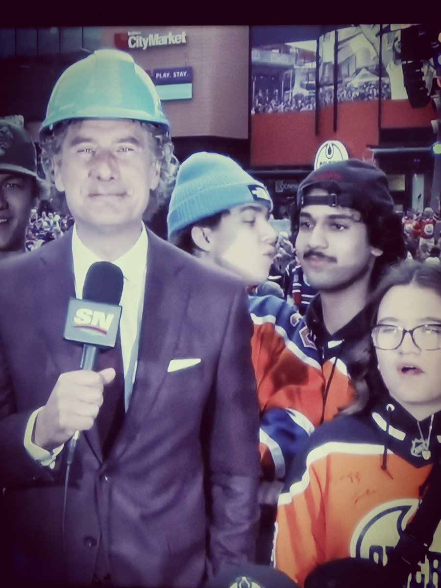 TrishH2023's tweet image. These two behind @GenePrincipe 🤣 #GOLD #SignThem #FunnyFans