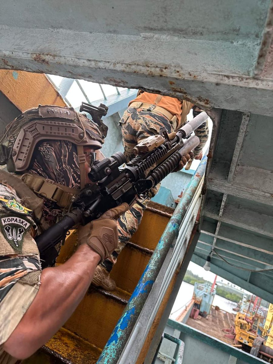 NAVSOU SEAL's during a VBSS exercise off the shore of Sulu.

Check out the TNI-AL KOPASKA patch. It was likely given during a joint exercise.