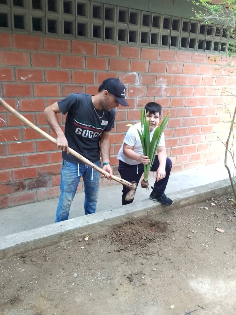 cdcepazcastillo's tweet photo. En el IEE. Dr.José Gregorio Hernández, a pocos días de la conmemoración del fallecimiento del profesor Aristóbulo Istúriz, se plantaron Lirios en su honor 

@NicolasMaduro @_LaAvanzadora @MPPEDUCACION @rosabecerra3 @ZYSEGMIRANDA https://t.co/9j1nXvG6B1