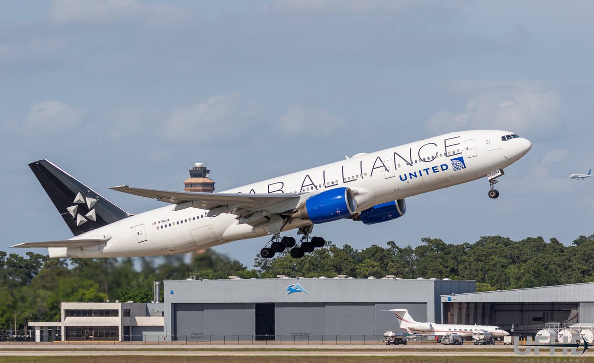 United B777-200ER (N794UA) departing Houston IAH 15L, with a United 767 arriving on another runway.  

#unitedairlines #boeing #boeing777 #b777 #b777200er #boeinglovers #staralliance #n794ua #houstonspotters #avgeek