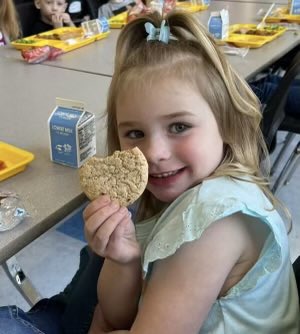 Miss Mila’s NY Chocolate Chip Cookies 🍪 were on the menu this past Tuesday! A few photos from @Windsor_CSD 🧡 We are happy to support this family business! 

#NYThursday #farmtoschool #farm2school #schoollunch #nyfarmers #nyfarmtoschool #nyfarm2school