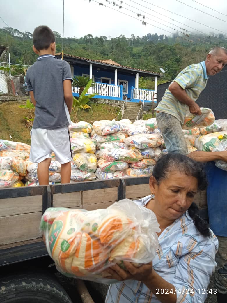 MinAlimenVen's tweet photo. #Mérida | Más de 2.500 familias registradas en los 33 #CLAP territoriales de las parroquias Mesa Bolívar y Mesa de Las Palmas del municipio Antonio Pinto Salinas, recibieron sus combos de alimentos subsidiados.

#SembrandoPatria https://t.co/AI0f63WT2x