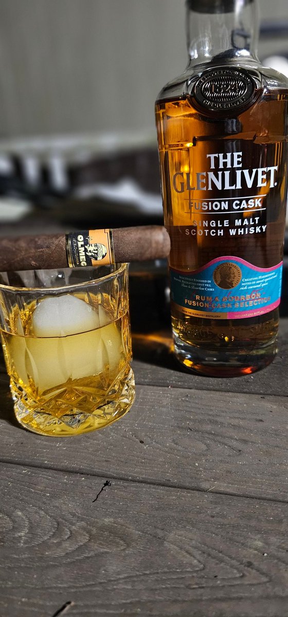 Tonight's sip and smoke session.  Trying out a new cigar and new whisky (rum & bourbon cask)
#cigarlife 
#pssita 
#olmeccigars 
#Glenlivet 
#singlemalt