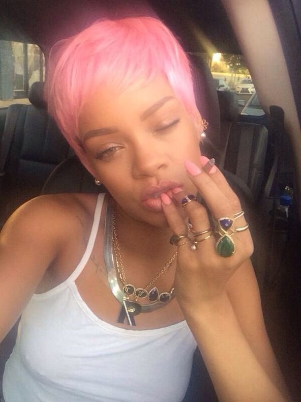 notgwendalupe's tweet photo. rihanna and her pixie pink wig https://t.co/HqTmYKBuz1