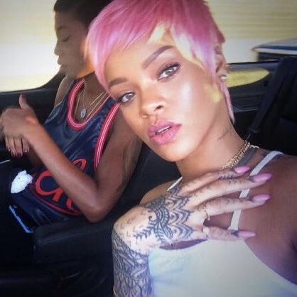 notgwendalupe's tweet photo. rihanna and her pixie pink wig https://t.co/HqTmYKBuz1