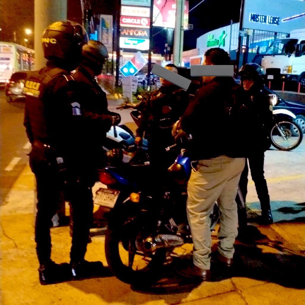 “Sonaron los catos porque me acusa de cosas que no son”, indica motorista. 

Hubo puñetazos entre 2 motoristas en bulevar Liberación 4 avenida zona 9 tras colisión entre motos.

PNC - Bomberos intervienen.

#TransitoGT #TraficoGT #PMTGuatemala #InformacionGT #NoticiaGT