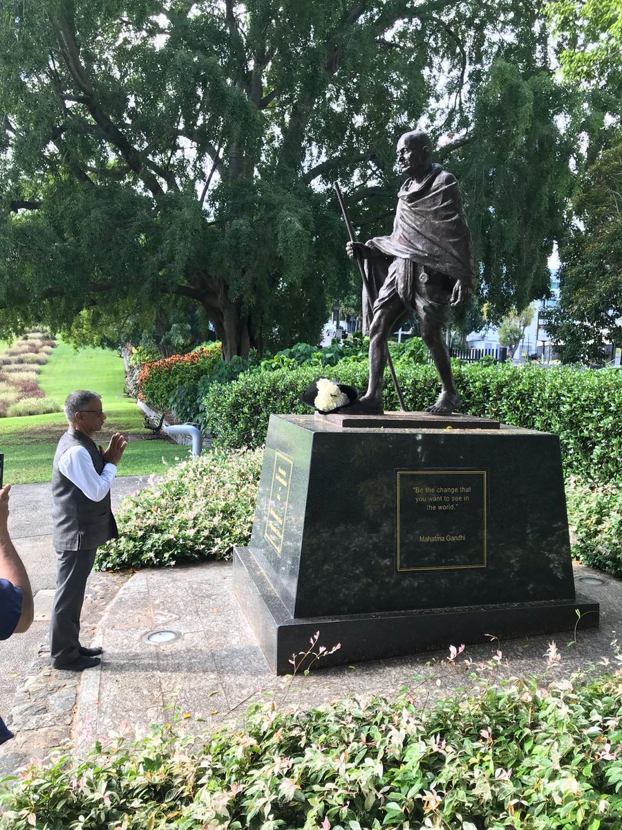 High Commissioner, accompanied by India’s first Consul General in Brisbane Ms. Neetu Bhagotia laid floral tributes at the statue of Mahatma Gandhi which was inaugurated during the visit of Hon. Prime Minister of India to Brisbane in 2014.