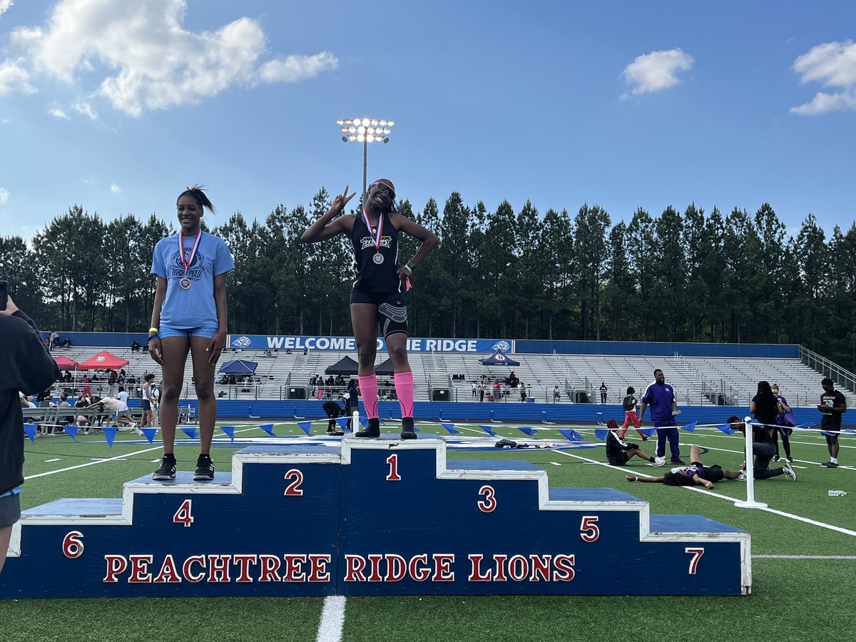 Congrats to Lailah Green @Allaroundthetr1 on her first meet in 5 weeks she storms to a Region Championship in the 400 with a time of 55.44!!! Punching her ticket to Sectionals 💚💙🎫🥊 @SprintCoachMir @DHS_Titans