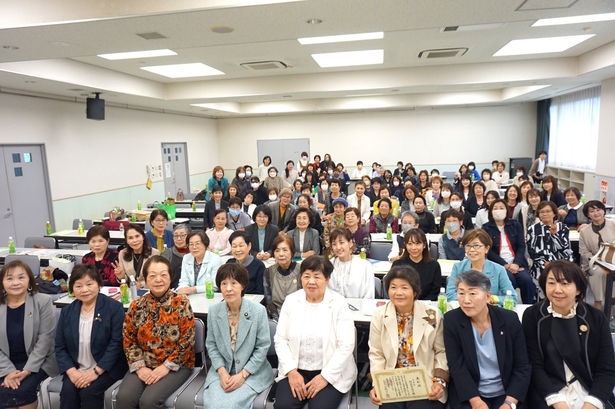 【4/20宮崎県連女性局大会】 冒頭、太田てる子県連女性局長や星原透県連会長、県選出議員らの挨拶がありました。 第二部では「これからの女性政策の方向性について」と題して、高橋はるみ女性局長が講演。「私たち女性局がアンテナを常に高くして、問題提起をしていきましょう」と呼びかけました。