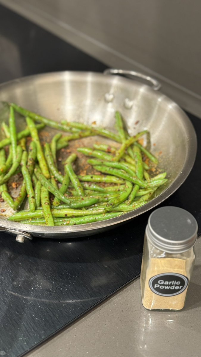 Gonna hit these green beans with some garlic powder for a change… because why not? Coated them in chili crunch, sautéed in some oil. Also going to add in a couple ounces sake and mirin, and a glug of soy sauce.