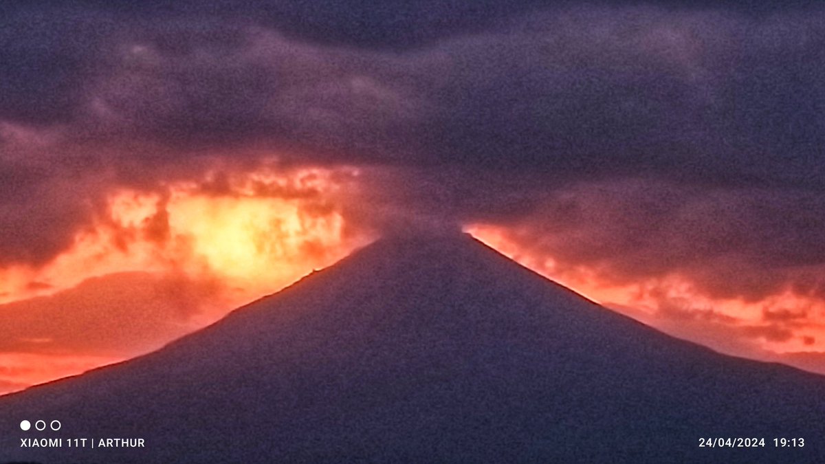 🌄😎 Así el atardecer este miércoles con el majestuoso #volcán #Popocatépetl. #Atlixco #Puebla.